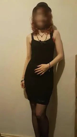 Manuela, 35