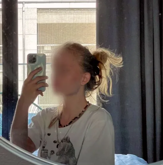 Nicole, 19