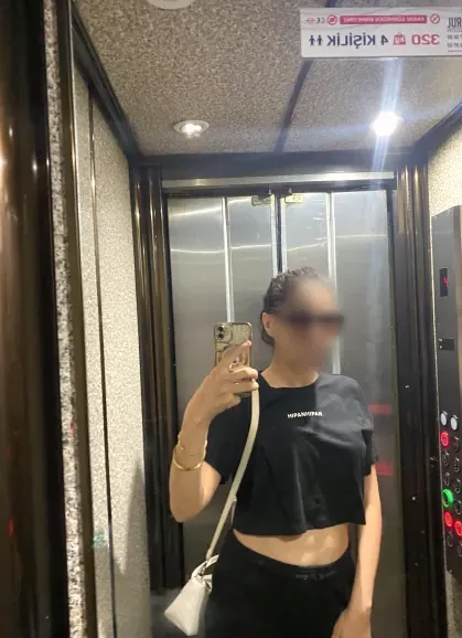 Rosa, 33